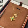 Loja de Ouro Mesmo Estilo Banhado a Ouro Gelo Triturado Trevo de Quatro Folhas Cabacinha Colar para Mulheres, Versátil e Elegante, Borboleta em Forma de Coração Corrente de Clavícula Joia