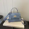Textura de alta qualidade, elegante tendência da moda de verão 2026, bolsa quadrada pequena simples e versátil de ombro único, transversal, de mão