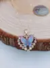 Collar con Colgante de Cruz y Mariposa Nueva para Mujer Cadena de Clavícula de Lujo Ligero con Incrustaciones de Pedrería Color Degradado Sentido de Diseño Nicho Joyería Regalo