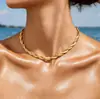 Colar Trançado Cruzado Torcido de Aço Titânio Galvanizado a PVD para Mulheres Corrente de Clavícula 18K Dourado Não Desbota Estilo Ins Europeu e Americano Atacado