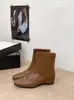 Botas de cano curto quadradas da moda, novas para primavera/outono de 2026, botas de tornozelo retrô que emagrecem e aumentam a altura para mulheres, design versátil esculpido