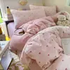 Nuevo juego de ropa de cama de gasa de doble capa con sensación de nube, disponible en un juego de cuatro piezas para dormitorio y un juego de tres piezas para cama individual, que incluye una funda de edredón, una sábana plana y una sábana bajera.
