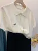 Miu Top Bordado con Lazo Reductor de Edad para Mujer Verano Botones Solapas Estilo Universitario Suéter Retorcido Camiseta de Manga Corta