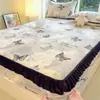 Colcha con diseño de encaje, acolchada y rellena, pieza única, cubierta de cama de invierno gruesa y con forro polar, protector de colchón, juego de tres piezas