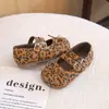 Sapatos Mary Jane de couro estilo coreano para meninas, coleção primavera e outono 2026, sapatos單 de estampa de leopardo da moda para bebês, sapatos versáteis de princesa para bebês