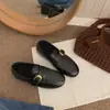 Sapatos Pequenos de Couro com Salto Grosso Retrô Femininos 2026 Outono Novo Estilo Britânico Mocassins Slip-on Solado Macio Não Cansa os Pés Sapatos Individuais