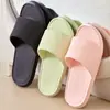Nuevos modelos de primavera 2026 para hombre, pantuflas tipo slip-on para exteriores con sensación cómoda, sandalias de EVA antideslizantes para baño y uso en casa para mujer, para interiores