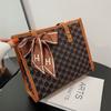 Bolsa de Bufanda de Seda de Gran Capacidad para Mujer 2022 Nueva Moda Moda Bolso de Hombro Bolso Tote de Moda Tendencia de Internet Bolso Texturizado para Mujer Debajo del Brazo