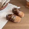 Sapatos de Couro Infantis 2026 Outono Novo Estilo Meninas Sapatos Birkenstock Retro Maillard Casuais Sapatos Individuais Sola Macia Antiderrapante Sapatos Infantis