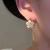 Un ear cuff de flor cúbica de zirconia de doble cara y dos vías, exquisito, pequeño, versátil, pendientes de moda, más vendidos, joyería de oreja popular entre las celebridades de internet