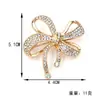 Elegante broche de lazo incrustado de diamantes, diseño de lujo ligero totalmente de diamantes, pin versátil para traje, accesorio de ropa anti-exposición