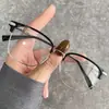 Nuevo Estilo de Armazones Semi-Rimless Anti-Luz Azul para Estudiantes, Similares a los Usados por Influencers Hombres Expertos en Tecnología, con un Toque de Alta Gama y Personalizables para Miopía