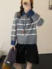 Cárdigan de Punto con Solapa de Mezclilla Patchwork Estilo Europeo 2026 Primavera Nuevo Suéter Abrigo Rayado Color-Block Versátil para Mujer