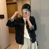 "Camisa de mezclilla lavada con diseño de pespunte estilo Hong Kong retro, corte holgado y estilizado para otoño, versátil para usar en capas"