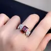 Anillo de granate rojo natural, finamente elaborado con plata 925, la piedra principal es de aproximadamente 7*9 mm y completamente impecable