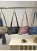 A bolsa de ombro e a bolsa de axila populares deste ano são novos designs de nicho vintage transfronteiriços com fivelas de cinto, oferecendo grande capacidade e um toque de luxo para mulheres