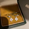 Brinco de Clipe com Pingente de Flor Prateada Brilhante, Ear Cuff de Luxo Leve de Alta Qualidade, Estilo Doce e Fresco, Não Requer Furo, Atacado para Mulheres