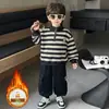 Conjunto de Trabalho Listrado com Plus Veludo para Meninos, Gola Alta, Estilo Coreano, Peça Única de Veludo, Lindo Conjunto Esportivo de Duas Peças, Roupas de Bebê