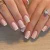 Las uñas postizas blancas estilo francés minimalista de Le Fan, con un diseño simple de borde blanco francés, son uñas artificiales en forma de puntas de uña.