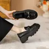 Zapatos de cuero de suela gruesa de tamaño pequeño para mujer, mocasines slip-on de estilo británico, altura oculta, hebilla de caballo popular en línea, negros, sencillos