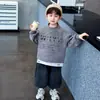 Moletom gola alta masculina outono e inverno com veludo extra novo estilo 2026 inverno infantil camada interna quente camisa base de veludo integrada