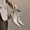 Botas femininas curtas de bico quadrado feitas de couro de flor integral, botins de salto alto, novos estilos outono/inverno, com zíper traseiro, botins únicos da moda, botas curtas de salto alto