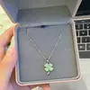 Nuevo collar de trébol de cuatro hojas de estilo coreano de colores, lujo ligero con un toque de alta gama, nicho, favorecedor, único, estilo bosque, cadena para la clavícula estilo ins para mujer