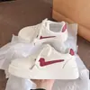 Zapatillas deportivas casuales blancas para mujer de diseño de alta moda, estilo coreano moderno, para otoño 2026, antideslizantes, resistentes al desgaste, ultraligeras