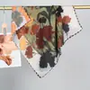 Bufanda Cuadrada Pequeña de Algodón y Lino Estilo Británico Retro de Lujo Accesible de Gama Alta para Mujer 68cm con Decoración Estilo Occidental y Bufanda Versátil