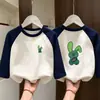 Roupa Íntima Térmica Masculina Outono/Inverno Nova Estilosa Gola Redonda Forro de Fleece Roupas Escovadas Infantis Camiseta de Manga Longa Patchwork