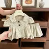 Novo conjunto de verão para meninas, moda de alta qualidade estilo coreano para meninas pequenas, conjunto de duas peças com top de manga curta e shorts de bolinhas para crianças