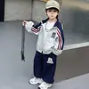 Conjunto Deportivo Elegante para Niños Primavera y Otoño 2026 Nuevo Conjunto Casual de Dos Piezas para Niños Chaqueta Rayada Fresca y de Moda Tendencia