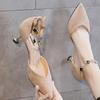 Fivela salto agulha moda 2023 Super fada temporada camurça salto médio oco todos os jogos bico fechado sapatos de salto alto Super fada ins