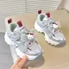 Zapatillas de moda para niñas, modelo nuevo 2026, zapatos casuales de malla transpirables y ligeros para niñas pequeñas con decoración de lazo