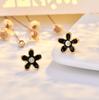 Pendientes de botón de flor de resina negra con pasador de plata de ley 925, Pendientes florales pequeños para mujer, Pendientes de nicho modernos aptos para orejas sensibles