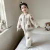 Conjunto de pijama de otoño e invierno para niñas, forro polar de coral, nuevo estilo 2026, engrosado, para bebés, ropa de estar de franela para niños