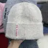 Gorro de Punto Ajustado de Tela Color Block de Moda para Mujer, Cálido y Versátil de Felpa para Otoño e Invierno, Gorro para Clima Frío que Reduce la Edad