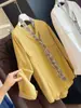 Elegante Bufanda de Seda para el Trabajo, Camisa Blanca de Manga Larga para Mujer, Nuevo Estilo de Otoño, Bolsillos Dobles, Corte Holgado, Adelgazante, Moderna Blusa de Cuello en V
