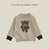 Suéter de bebê estilo coreano para outono e inverno, com estampa de ursinho, design de laço e punhos de cor contrastante, uma blusa de tricô para bebês