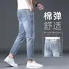 Jeans Cropped de Marca de Tendencia de Ajuste Delgado de Alta Gama para Hombre, Color Gris Claro, para Primavera y Otoño de 2026, Pantalones Casuales