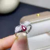 Anillo de rubí natural. Rojo sangre de paloma, el rubí es tan vibrante como un fuego furioso.. La cara del anillo mide aproximadamente 4*6 mm