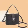 Bolsa de Mão Versátil Casual com Fecho de Cadeado Texturizado, Nova Moda Outono 2026, para Viagens Internacionais, Trabalho e Ombro/Transversal