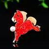 Broche de Pônei Vermelho Auspicioso Novo Estilo com Esmalte e Cristal Multifacetado Pérola de Água Doce, Alfinete de Segurança Anti-Exposição