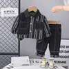 Conjunto Jeans de Algodão para Meninos com Listras Verticais Estampadas, Jaqueta com Lapela e Calça Jeans, Conjunto de Duas Peças, Venda por Atacado do Fabricante