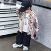 Camisa de Manga Comprida Masculina para Primavera e Outono 2026 Novo Estilo Infantil Casual Estampada com Gola Camisa Top Fresco e Bonito