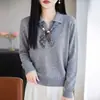 Suéter feminino de tricô fino em lã com gola de lapela, combinado com um lenço de seda, criando um visual elegante e que afina a silhueta, perfeito como uma elegante camada interna para o trabalho.