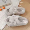 Lindas y divertidas pantuflas de algodón con forma de cerdito para mujer, nuevo estilo otoño e invierno 2026, forradas de felpa, cálidas, cómodas para uso en casa, zapatos peludos sin cordones