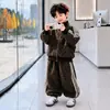 Roupa infantil para meninos, conjunto de jaqueta de outono, novo estilo primavera e outono 2026, estampa de leopardo, estiloso e moderno para crianças maiores no outono