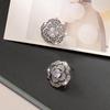 Brincos estilo Chanel Camellia cheios de diamantes vazados Brincos sociais pop-up de alta qualidade, elegantes e luxuosos para mulheres