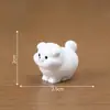 Lindo, regordete y travieso perrito blanco de peluche, perfecto para decoraciones DIY de casas de muñecas, accesorios de paisajes en miniatura y pequeños adornos